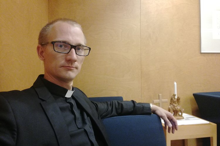 Kirkkoherra Kalle Peltokangas työhuoneessaan