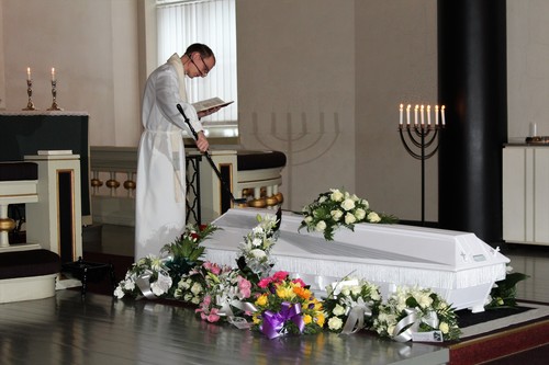 hautaan siunaaminen kirkossa, valkoinen arkku kuorissa