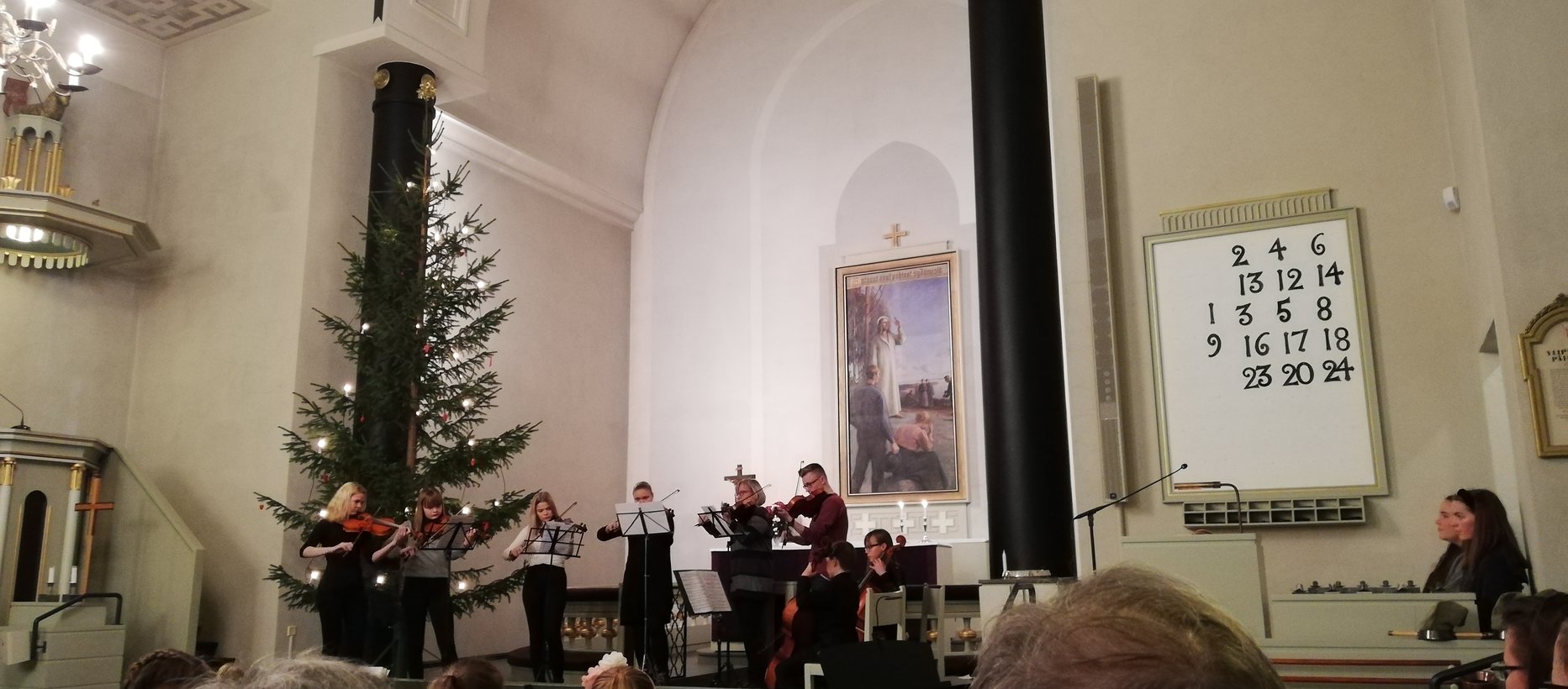 Musiikkiopiston jousioppilaat esiintyivät kauneimmissa joululauluissa